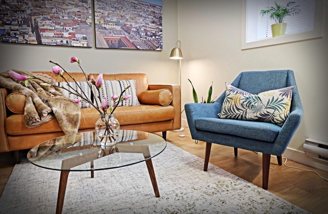 1Bedrm+Den/Office Suite with a Mid-century Modern Vibe - EXTENDED Stays Welcome