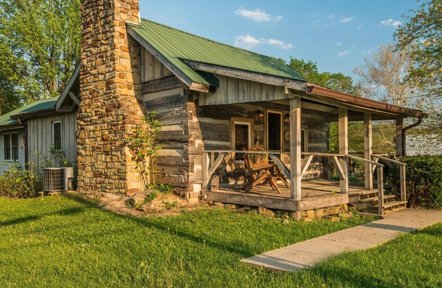 1BR, 1BA Log Cabin