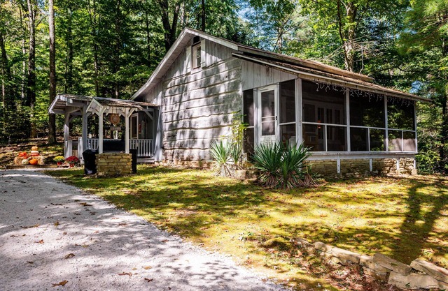 1BR, 1BA Log Cabin
