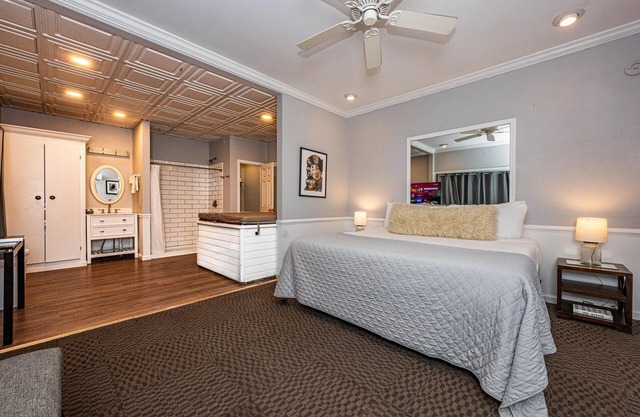 1BR, 1BA Suite with indoor hot tub
