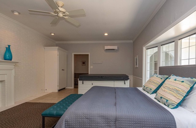 1BR, 1BA Suite with indoor hot tub