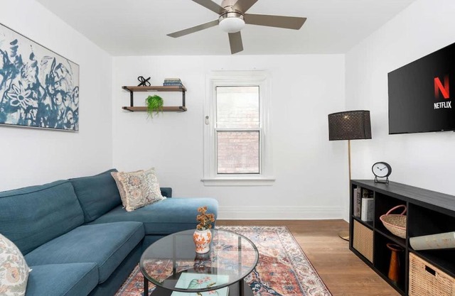 1BR Apartment Near Queen West
