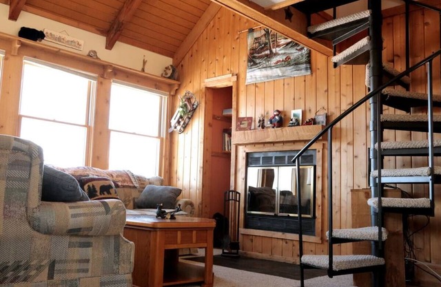 1BR cabin plus loft sleeps 6 fantastic views
