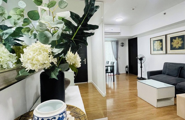 1BR condo 57sqm with Balcony free wifi Abreeza place towers