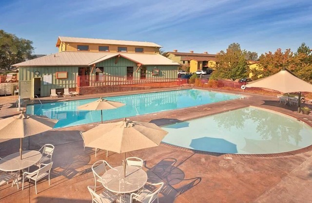 1br Condo Lounge in pool w/ Wine From Local Vineyards!