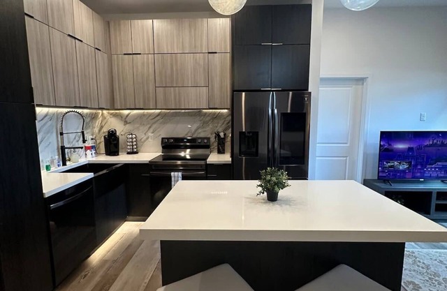 1Br Cozy Modern Gem wParking WD near Forest Park