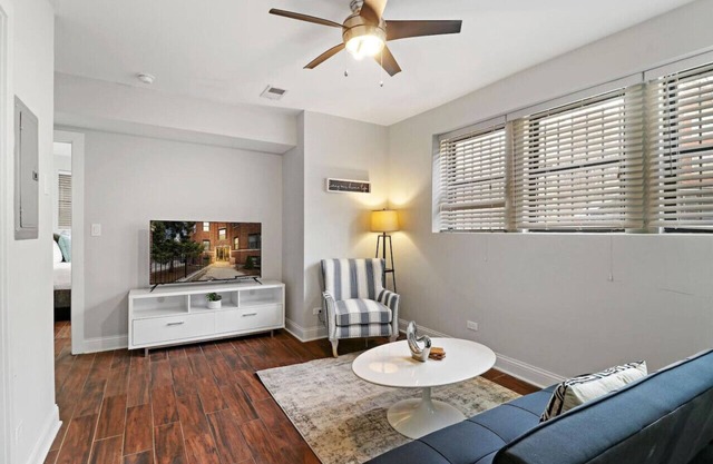 1BR Delightful Apt in Ravenswood | Shops & Dining