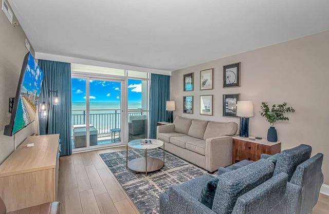Direct Ocean Front Suite w/ Full Kitchen. Newly Renovated and Centrally Located!
