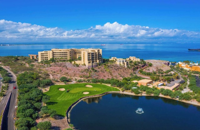1BR Golf View & Private Balcony at Vistamar