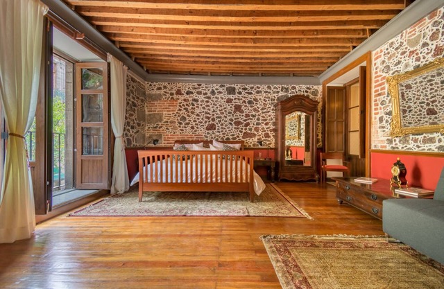 1BR Historic suite w/balconies - 100 mts from the Cathedral. CASA SAUTO