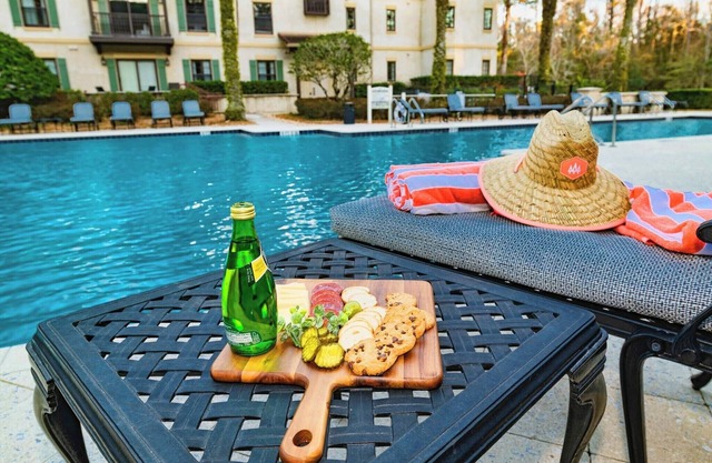 1BR King bed-private balcony-luxury-laundry in unit-pool-hot tub-fitness ctr