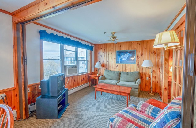 1BR Lodge, Summer Adventures Await in Jackman