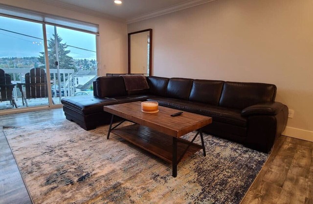1BR Modern Queen Anne Townhome