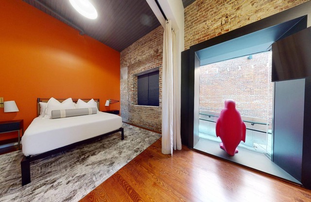 1BR - Natural Light throughout - Courtyard & Street Views
