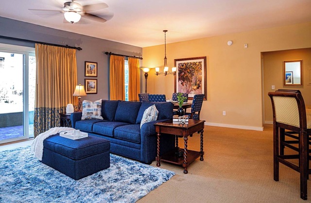1BR pool front w/ patio- hot tub- sleeper sofa- near historic district
