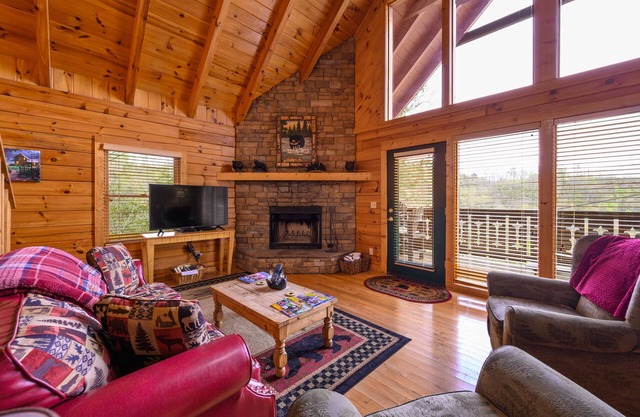 1BR private cabin close to downtown Gatlinburg & Pigeon Forge/Hot tub/Pool table