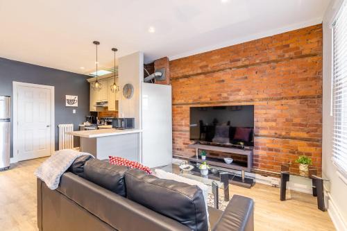 1BR - Queen Bed Apartment in Hamilton's Best Neighborhood