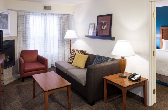 1BR Suite Close to Glen Amphitheatre! Pets Allowed, Parking, Pool & Gym!