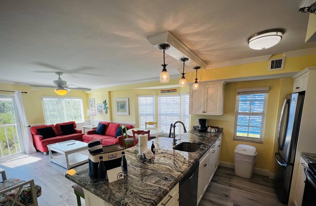 1BR w/ Partial Ocean View, Pool & Beach