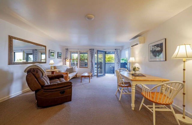 1BR Waterfront Condo in Downtown BH [Ocean Breeze]