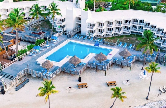 1BR with Den, Living Room, Kitchen: Marina and Beach Access