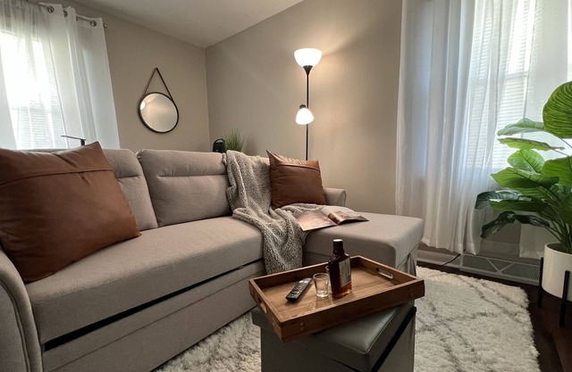 *1QUEEN BED/1 Bath DUPLEX APT! Full Kitchen, Pet Friendly!