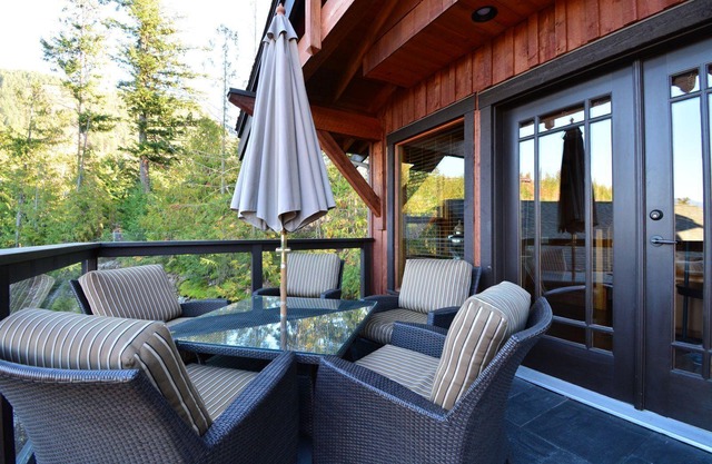 1st. CLASS Waterfront RESORT: Pool / Hot Tub / Clubhouse / Boat Moorage / Patios