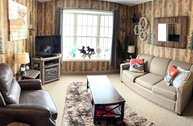 1st FL Mtn View Woodland Suite on Jiminy Sleeps 4 Ski On/Off, Fully Redone Count