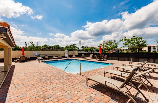 1st Floor Condo King Beds ~ Pool, Bikes, Beach, Golf, Baby Supplies, Walk Shops
