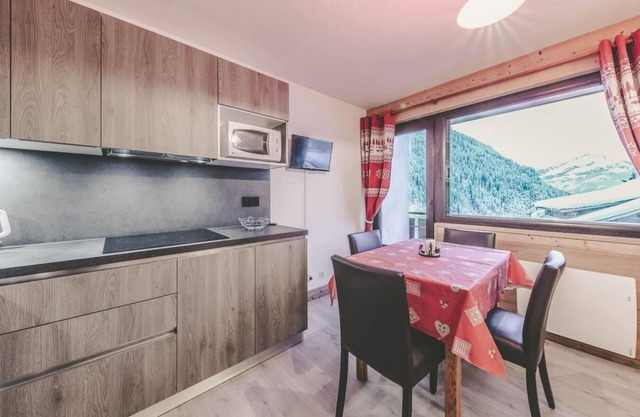 1st floor, balcony, parking, 25m², Châtel