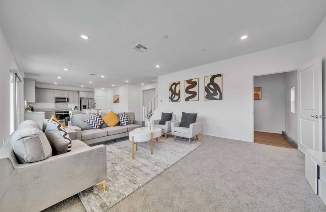 1St Floor BR｜Garage&Street Parking｜Instant Tour available｜Fenced Backyard #42252