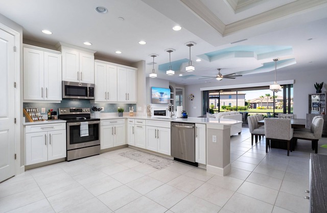 1st Floor Coach Home - WOW Decor, Water View, Resort Pool, Tennis, Pickleball