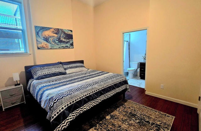 1st Floor King- Less than From 5 Miles From BJC- Unit D