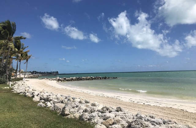 1st Floor, Private Sandy Beach, Heated Pool, Perfect Sunsets on Key Colony Beach