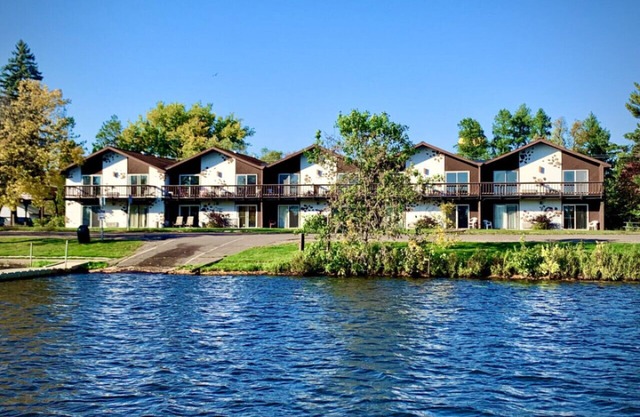 1st Floor, Room 103, 1king Bed, Walkout, River View