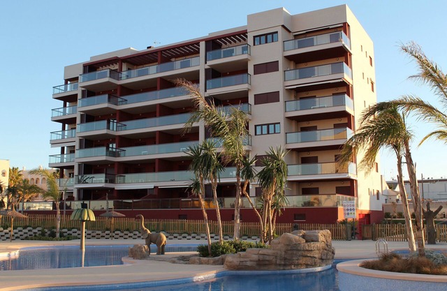 Moderne Wohnung am Strand, Terrasse mit Meerblick und Pool