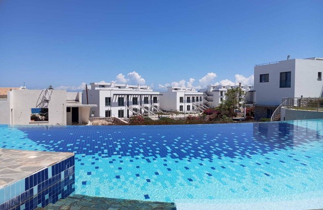 2+1 Gartenapartment am Meer im Projekt "aqua West" auf Nordzypern