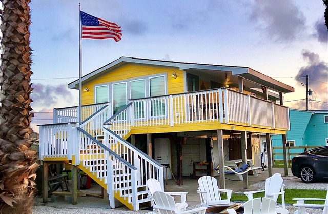 2+2 Beach house 2 blocks off the beach