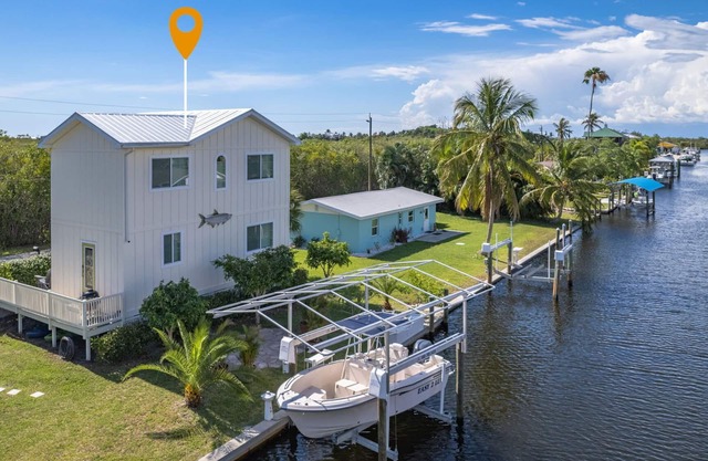 2/2 Home in Bokeelia, Boat Lift Included!