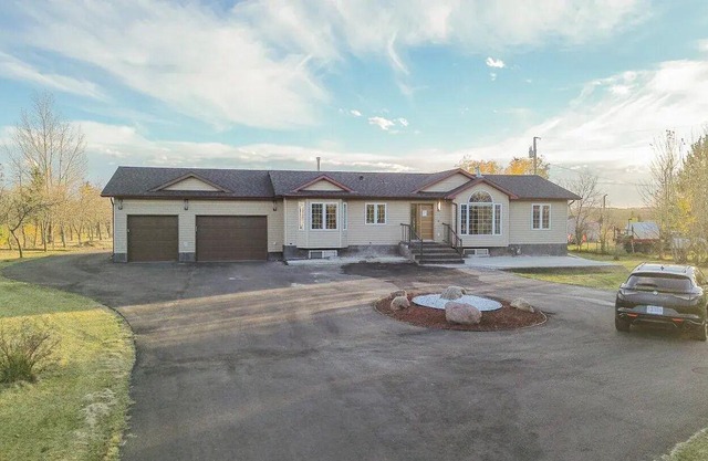 2.5 acres farm house, luxury house with wet bar, 10 min Edmonton int-airport