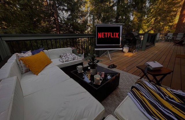 2.8 miles to Yosemite entrance! Beautiful, spacious Mtn home with 2-level decks!