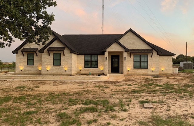 2 acres, gated 5 miles to TAMU Patio with fire pit, tv, grill, sitting area
