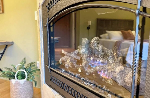 #2 Alder Queen Room - Fireplace in Olympic Nat'l Pk