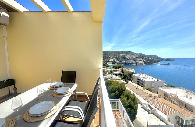 2 Wohnung mit unglaublichem Blick auf die Bucht von Roses und Gemeinschaftspool.