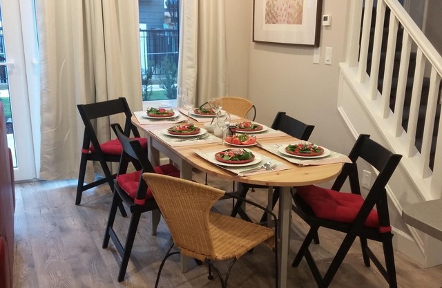 2 bd, 1.5 bathroom cottage at Vancouver Traveller B&B
