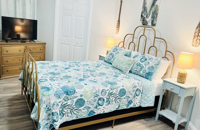 2 bd 1 bath home - King bed - close to beaches&downtown - backyard with firepit