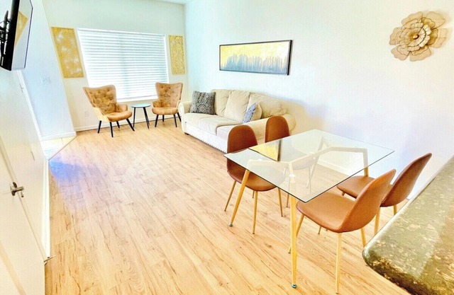 2 Bd, 2.5 Baths,3TVs,Sleeps 7/F9