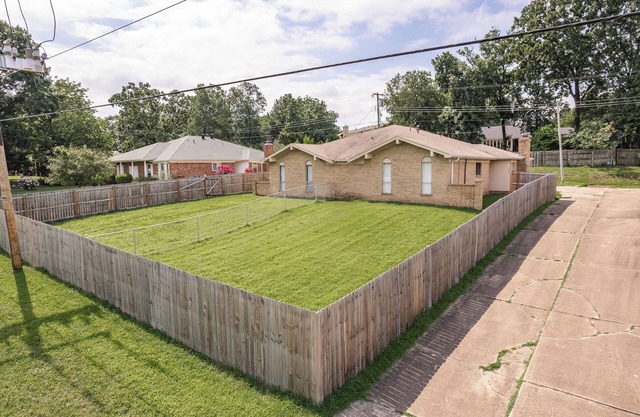 2-bd, 2-ba apartment in a prime location of Fort Smith. WiFi, AC, TV, and more.
