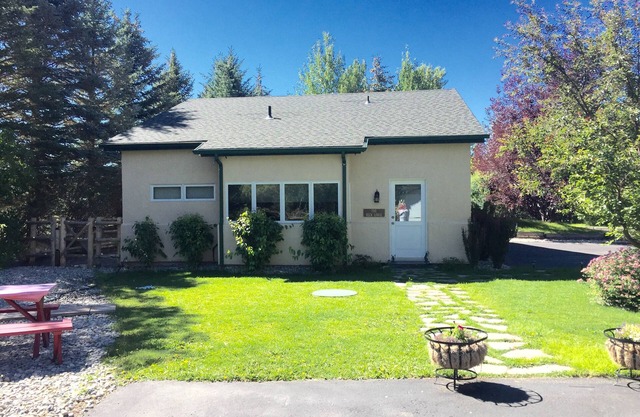 2 Bd. 2 Bath Charming Private Country Guest House ("The Beck Lodge")