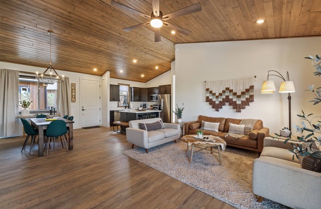 2 BD/ 2BA Cabin Escape W/ Views of National Forest